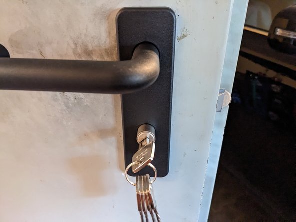 How to replace a Euro Cylinder in a Mortise Lock, Remove the cylinder: passo 3, immagine 2 di 3