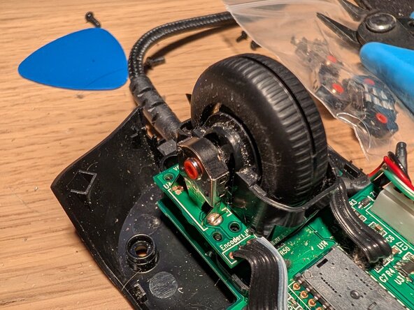 Replacing the scroll wheel encoder on the Logitech G403 Wired: step 7, image 1 of 1