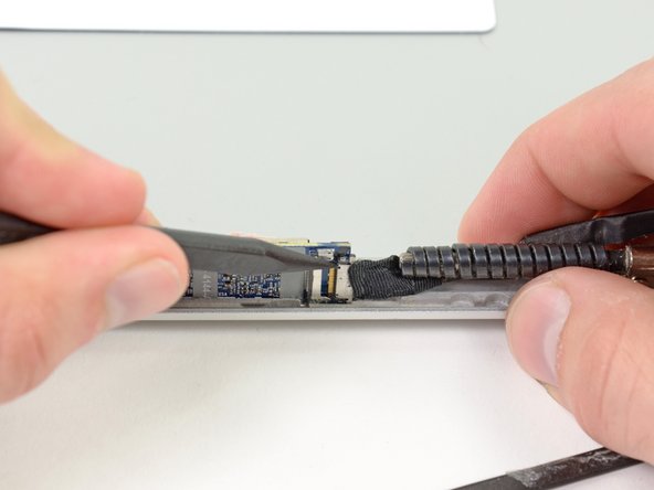 MacBook Pro 15" Unibody Late 2008 and Early 2009 AirPort/iSight Cable Replacement: crwdns2935265:033crwdnd2935265:02crwdnd2935265:02crwdne2935265:0