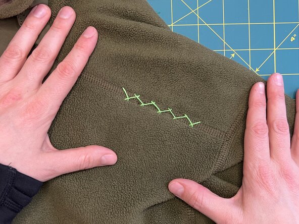 Herringbone Stitch on a Split Seam, Intro to the herringbone stitch: crwdns2935265:01crwdnd2935265:02crwdnd2935265:02crwdne2935265:0