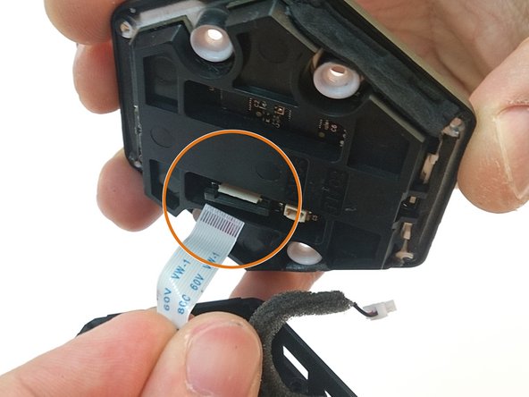 Sound BlasterAxx AXX 200 Teardown, Opening the top panel: crwdns2935265:016crwdnd2935265:03crwdnd2935265:03crwdne2935265:0