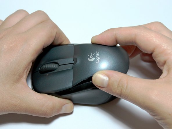 Logitech V220 - Cordless Optical Mouse Battery Replacement, Reassembling the Battery Cover: crwdns2935265:05crwdnd2935265:02crwdnd2935265:03crwdne2935265:0