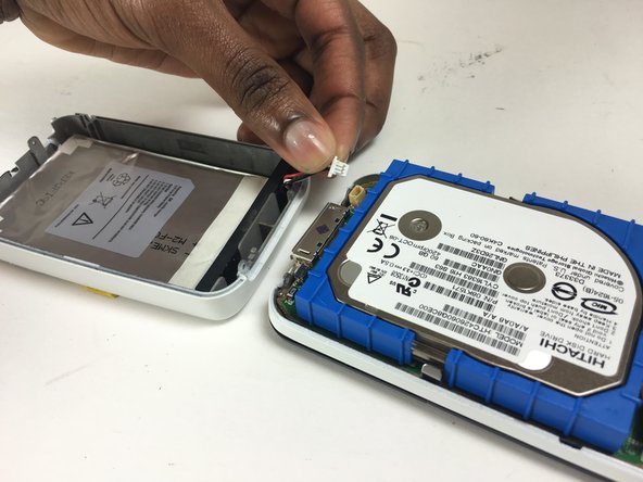 Creative Zen Vision M Screen Replacement, Disconnecting the battery: crwdns2935265:03crwdnd2935265:02crwdnd2935265:03crwdne2935265:0