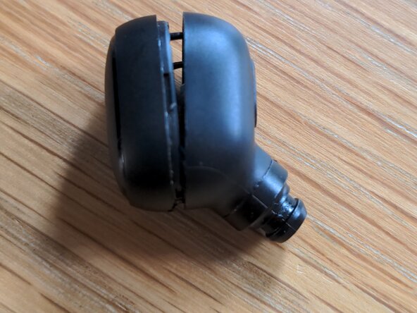 Redmi AirDots: Earbud Battery Replacement, Pry open the earbud: crwdns2935265:01crwdnd2935265:02crwdnd2935265:02crwdne2935265:0