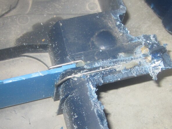 iRobot Scooba 3xx Tank Teardown, The Dirty Water Tank: crwdns2935265:03crwdnd2935265:02crwdnd2935265:03crwdne2935265:0