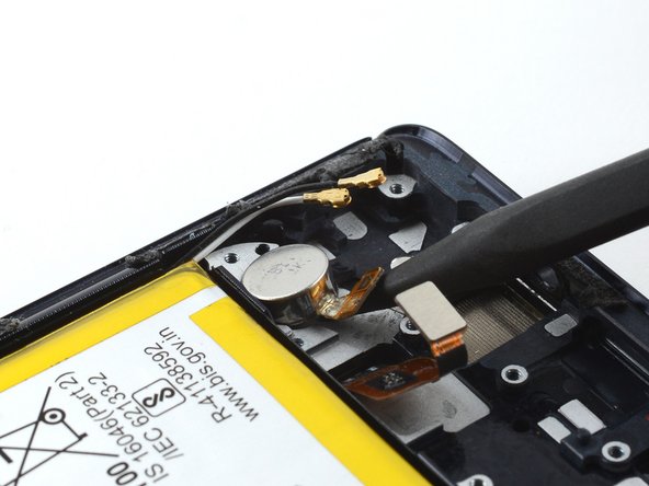 Motorola Edge Screen Replacement, Remove the vibrator: passo 38, immagine 2 di 3