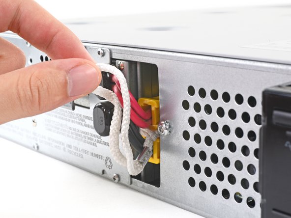 APC Smart-UPS SMT1500RM2UC Battery Cartridge Replacement, Remove the battery disconnect string: crwdns2935265:04crwdnd2935265:02crwdnd2935265:02crwdne2935265:0