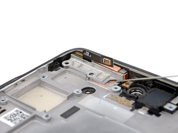 Motorola Edge 5G UW (2022) Screen Replacement, Apply isopropyl alcohol: crwdns2935265:043crwdnd2935265:02crwdnd2935265:02crwdne2935265:0