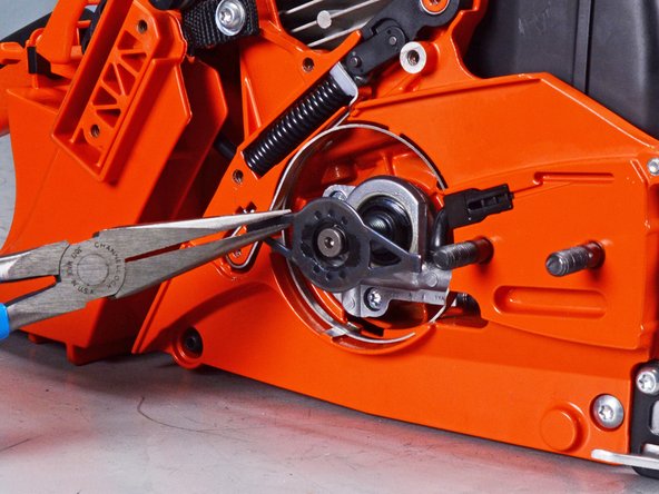 Echo Chain Saw CS590 2019 Oil System Replacement, Remove the collar: crwdns2935265:029crwdnd2935265:02crwdnd2935265:03crwdne2935265:0