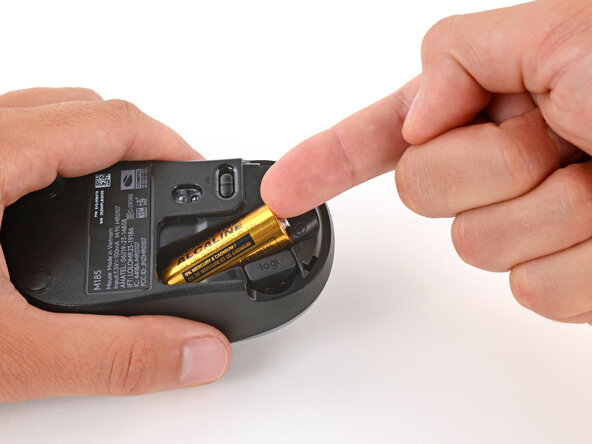 Logitech M185 Battery Replacement, Remove the battery: crwdns2935265:03crwdnd2935265:02crwdnd2935265:03crwdne2935265:0