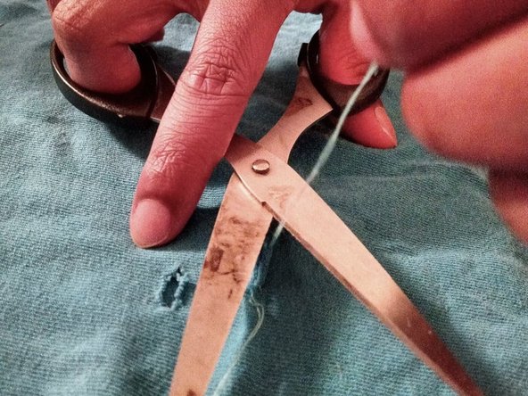 Come riparare un piccolo buco nei vestiti: passo 6, immagine 2 di 2