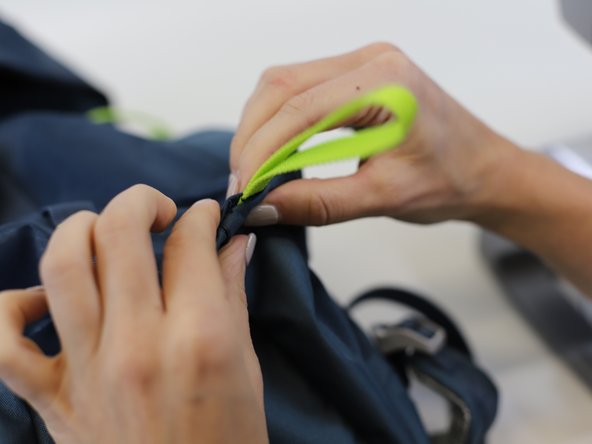 How to Fix a Broken Loop in a Backpack, Set the loop in place: crwdns2935265:04crwdnd2935265:03crwdnd2935265:03crwdne2935265:0