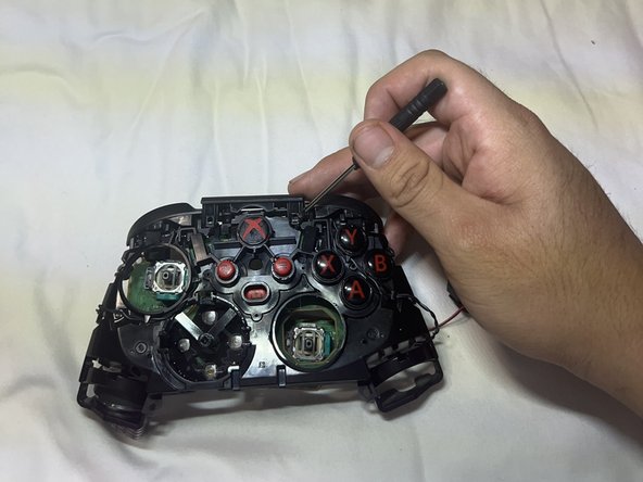 How to Fix an Xbox One Controller Stuck Button: шаг 8, изображение 2 из 3