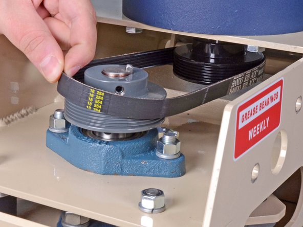 EDCO Floor Stripper TS8 .75L (2017) Striker Plate Replacement, Remove the belt: crwdns2935265:06crwdnd2935265:02crwdnd2935265:03crwdne2935265:0