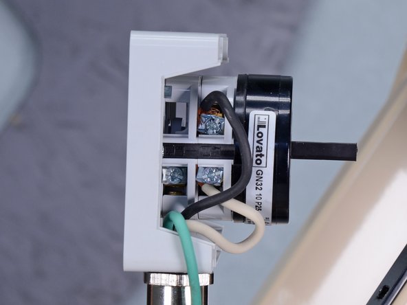 EDCO Disk Grinder 50200-HD On/Off Switch Replacement, Remove the on/off switch: crwdns2935265:021crwdnd2935265:02crwdnd2935265:02crwdne2935265:0