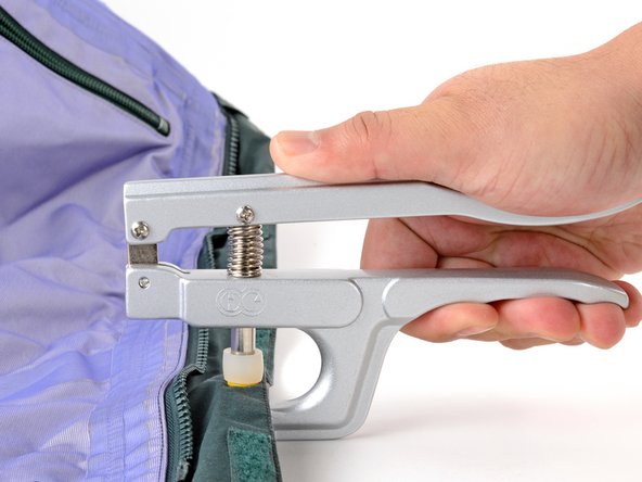 How to Install a Plastic Snap With a Handheld Tool: crwdns2935265:06crwdnd2935265:02crwdnd2935265:03crwdne2935265:0