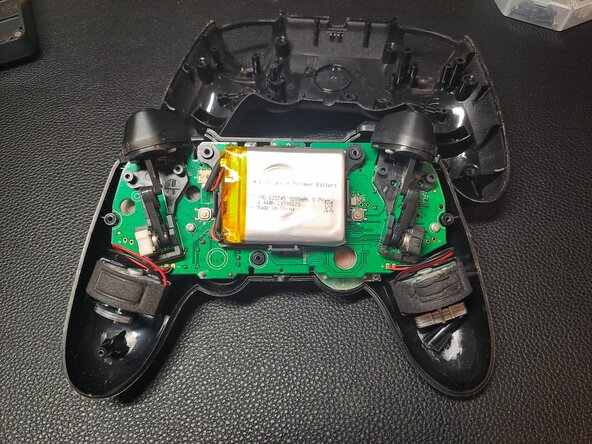 Nacon Asymmetric Wireless PS4 Controller Teardown, Detach the shell cover: crwdns2935265:02crwdnd2935265:01crwdnd2935265:02crwdne2935265:0