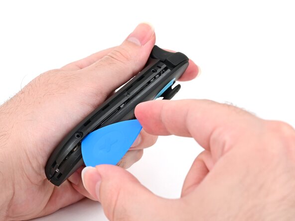 Joy-Con 2 (Left) Battery Replacement, Insert an opening pick: crwdns2935265:07crwdnd2935265:03crwdnd2935265:03crwdne2935265:0