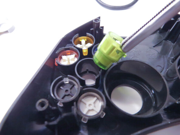 Xbox Controller S Buttons Replacement Guide, Buttons: paso 7, imagen 2 de 3