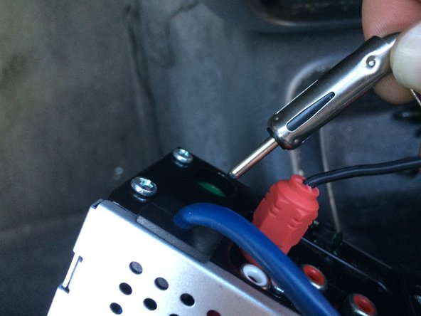 How to Remove a Car Stereo in a Chevy Tracker: crwdns2935265:07crwdnd2935265:03crwdnd2935265:03crwdne2935265:0