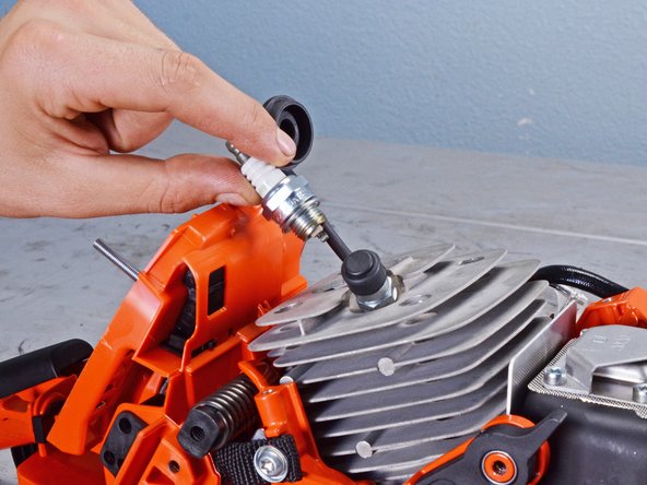 Echo Chain Saw CS590 2019 Oil System Replacement, Remove the spark plug: crwdns2935265:024crwdnd2935265:02crwdnd2935265:02crwdne2935265:0