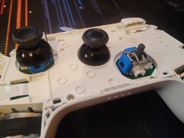 Disassembling 8BitDo Ultimate Bluetooth Controller, Remove stick covers: crwdns2935265:05crwdnd2935265:01crwdnd2935265:02crwdne2935265:0