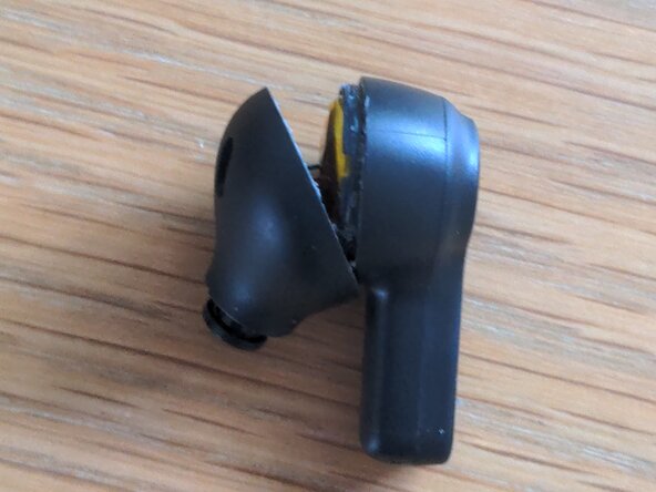 JBL Wave Beam Earbud Disassembly, Pry it open: crwdns2935265:02crwdnd2935265:01crwdnd2935265:01crwdne2935265:0