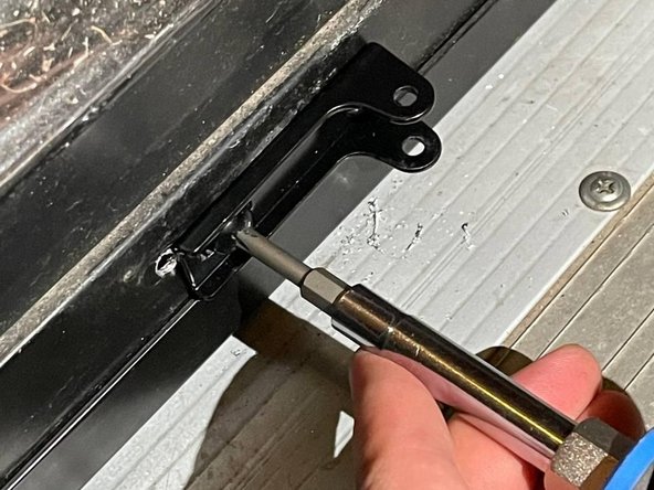 Pneumatic Door Closer Replacement: crwdns2935265:06crwdnd2935265:02crwdnd2935265:03crwdne2935265:0