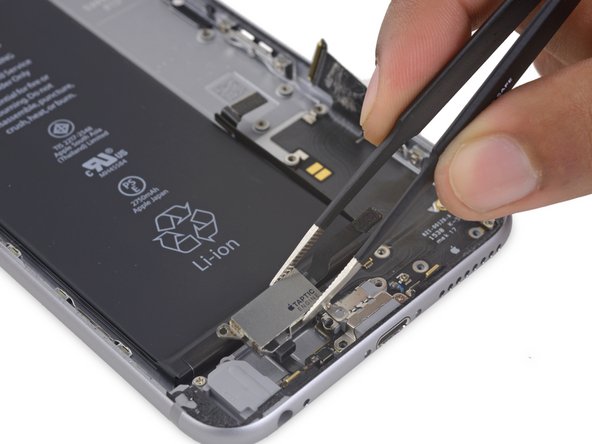 iPhone 6s Plus Lightning 接口和耳机插口: 步骤 60 中的图像 2，2