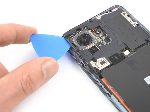 Mi 11 Screen Replacement, Pry up the motherboard cover: crwdns2935265:014crwdnd2935265:02crwdnd2935265:02crwdne2935265:0