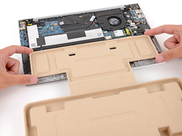 HP EliteBook 840 Aero G8 Battery Replacement, Adhere the cardboard to the battery: crwdns2935265:011crwdnd2935265:02crwdnd2935265:03crwdne2935265:0