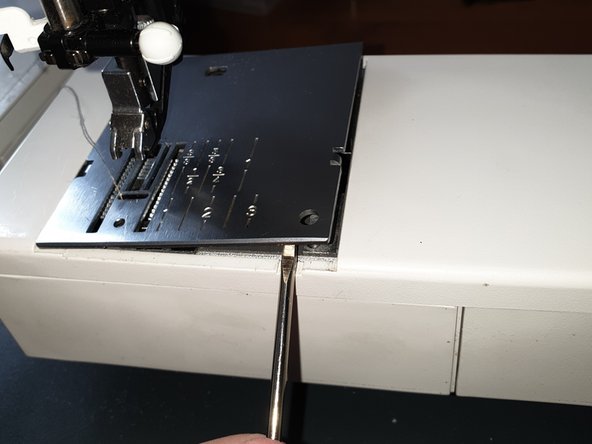 Pfaff Tiptronic 2020 Cleaning, Cleaning the lower mechanism: 6 단계, 이미지 3개 중 1개