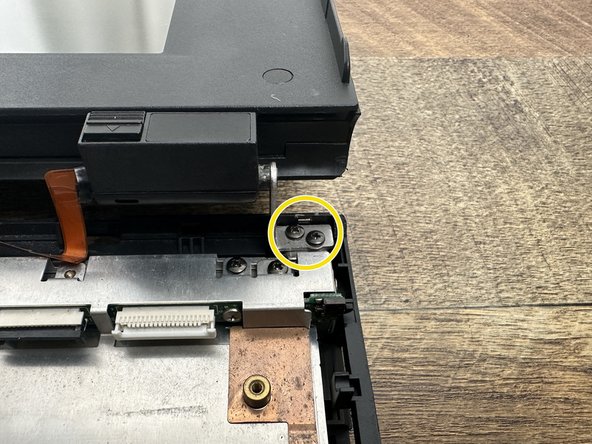 IBM ThinkPad 360P/PE Disassembly, Remove the Display Assembly: 7 단계, 이미지 3개 중 3개