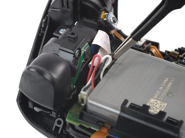 Scuf Reflex Battery Replacement, Free the battery connector cables: crwdns2935265:018crwdnd2935265:03crwdnd2935265:03crwdne2935265:0