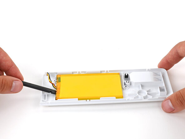 Logitech G715 Battery Replacement, Remove the battery: 9 단계, 이미지 3개 중 1개