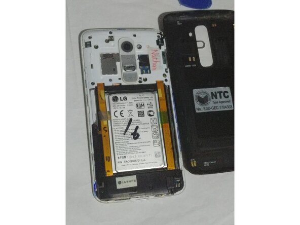 LG G2 Charging Port Replacement, Removing the rear cover: crwdns2935265:01crwdnd2935265:03crwdnd2935265:03crwdne2935265:0