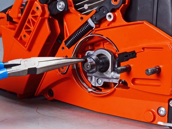 Echo Chain Saw CS590 2019 Oil System Replacement, Remove the worm gear: crwdns2935265:030crwdnd2935265:02crwdnd2935265:03crwdne2935265:0