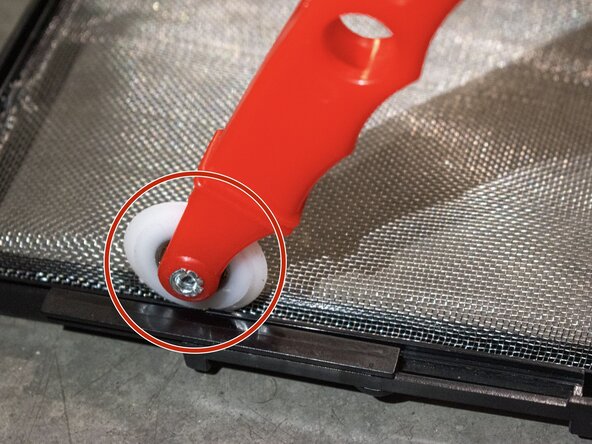 How to Replace the Mesh Screen Lid on a Front-Opening Terrarium: 步骤 5 中的图像 1，2