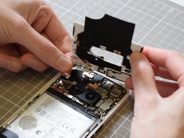 Nothing Phone (2a) Battery Replacement, Reconnect the Glyph flex cable: crwdns2935265:024crwdnd2935265:02crwdnd2935265:03crwdne2935265:0