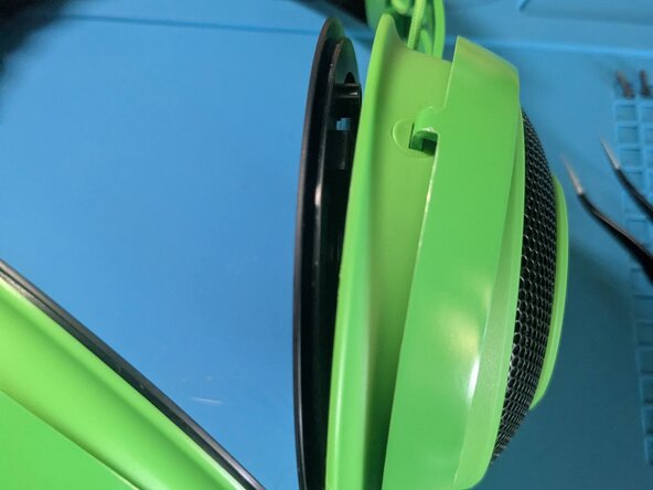 Razer Kraken (Kraken TE) Headband Replacement, Open the right ear cup: crwdns2935265:02crwdnd2935265:02crwdnd2935265:03crwdne2935265:0