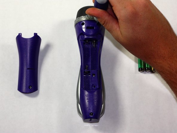 Justin Bieber Concert Microphone Printed Circuit Board (PCB) Replacement, Removing back half of device: crwdns2935265:03crwdnd2935265:02crwdnd2935265:02crwdne2935265:0