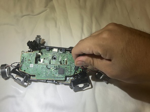 How to Fix an Xbox One Controller Stuck Button: шаг 7, изображение 2 из 3