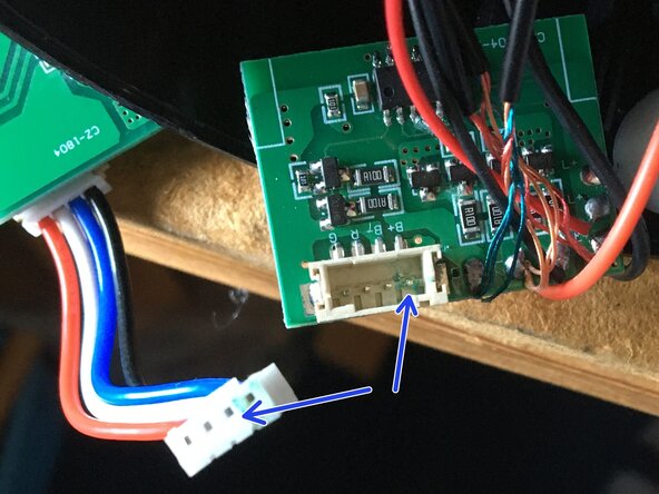 Démontage de la lampe de travail LED sans fil à triple tête sur trépied Crystals modèle LD51, Affiche de la corrosion sur les circuits imprimés.: étape 2, image 1 de 2