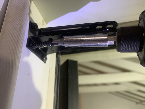 Pneumatic Door Cylinder Bracket Replacement: passo 4, immagine 2 di 3