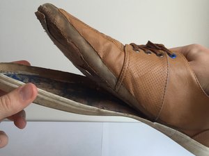 Cómo pegar la suela de un zapato