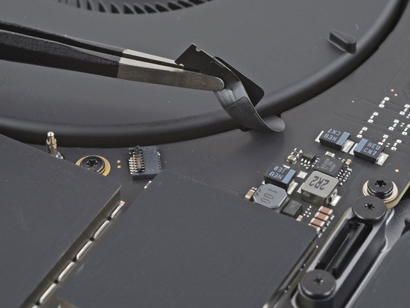 MacBook Pro 16" 2023 Logic Board and Heatsink Removal, Peel up the right fan cable: stap 0, afbeelding 2 van 2