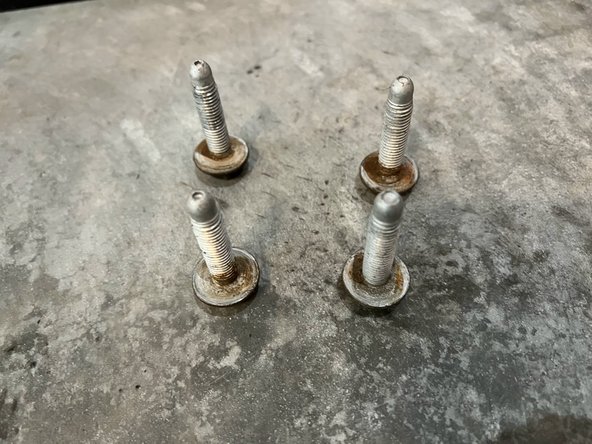 Chevrolet SS Sedan Rear Shock Absorber Replacement, Strut to Body Bolts: crwdns2935265:011crwdnd2935265:03crwdnd2935265:03crwdne2935265:0