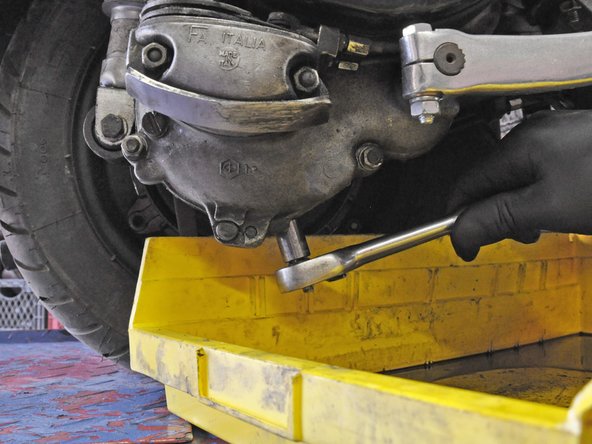 Vespa Large Frame Oil Change, Draining the Oil: crwdns2935265:04crwdnd2935265:02crwdnd2935265:03crwdne2935265:0