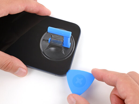 iPhone 17 Pro Battery Replacement, Separate the bottom edge adhesive: crwdns2935265:010crwdnd2935265:02crwdnd2935265:03crwdne2935265:0