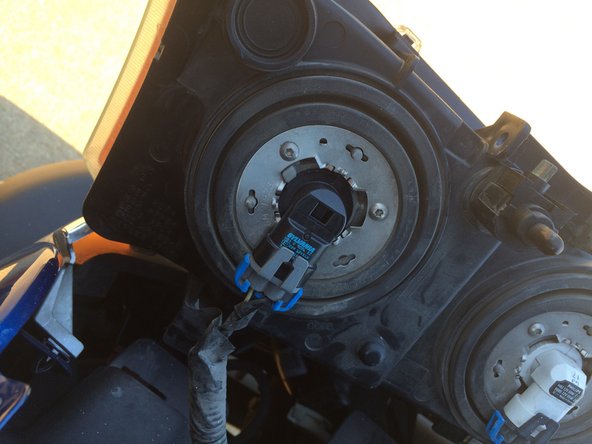 2003-2006 Chevrolet Silverado Headlight Bulb Replacement, Inserting the new lightbulb: crwdns2935265:03crwdnd2935265:03crwdnd2935265:03crwdne2935265:0